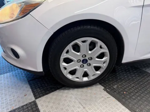 More photos of 2014 Ford Focus SE 4dr Hatchback at Victory Motors Royal Oak, MI