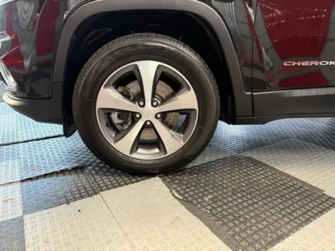 More photos of 2021 Jeep Cherokee Limited 4x4 4dr SUV at Victory Motors Royal Oak, MI