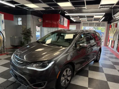 More photos of 2018 Chrysler Pacifica Hybrid Limited 4dr Mini Van at Victory Motors Royal Oak, MI