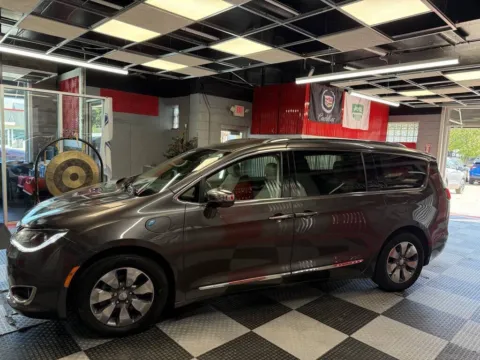 More photos of 2018 Chrysler Pacifica Hybrid Limited 4dr Mini Van at Victory Motors Royal Oak, MI