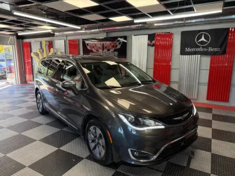 Gray 2018 Chrysler Pacifica Hybrid Limited 4dr Mini Van for sale in Royal Oak, MI
