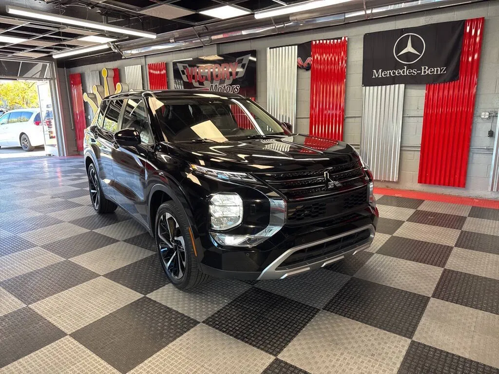 Black 2024 Mitsubishi Outlander SE AWD 4dr SUV for sale in Royal Oak, MI