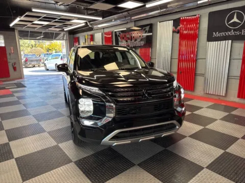 Photos of 2024 Mitsubishi Outlander SE AWD 4dr SUV for sale in Royal Oak, MI at Victory Motors Royal Oak