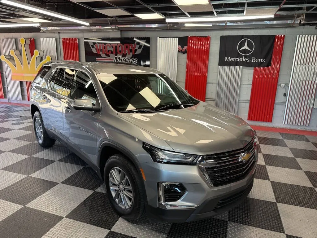 Gray 2023 Chevrolet Traverse LT Cloth 4x4 4dr SUV for sale in Royal Oak, MI