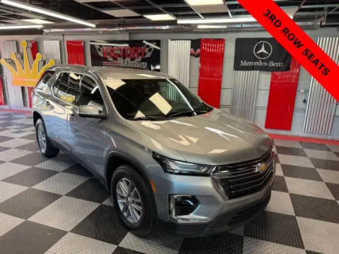 Gray 2023 Chevrolet Traverse LT Cloth 4x4 4dr SUV for sale in Royal Oak, MI