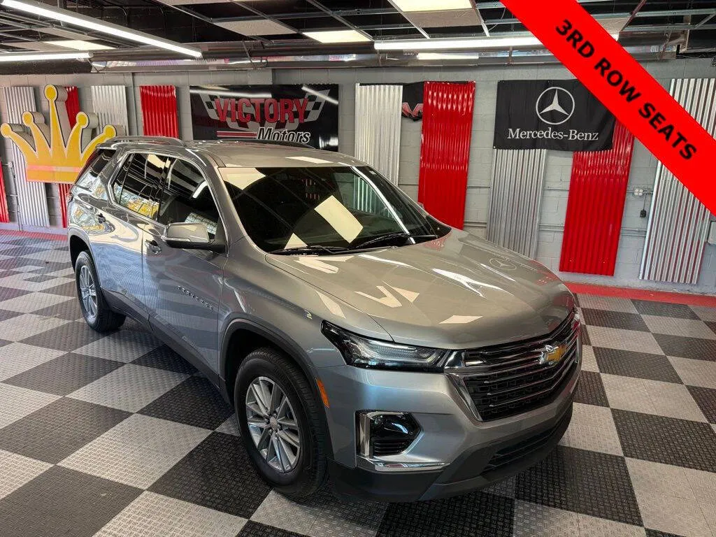 Gray 2023 Chevrolet Traverse LT Cloth 4x4 4dr SUV for sale in Royal Oak, MI