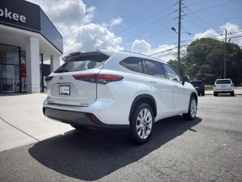 More photos of 2022 Toyota Highlander Limited at Cherokee Mitsubishi, GA