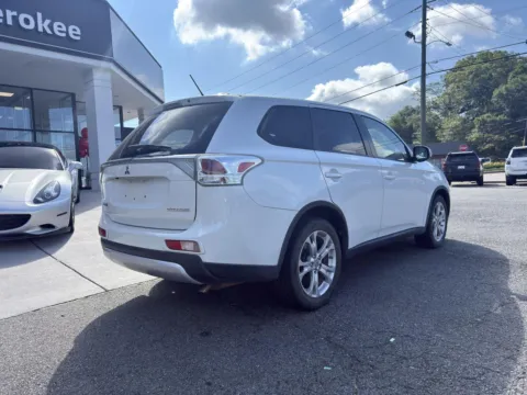 More photos of 2015 Mitsubishi Outlander SE at Cherokee Mitsubishi, GA