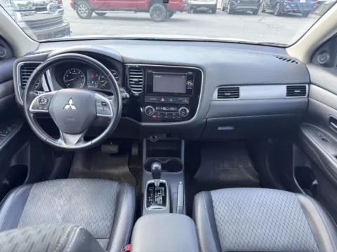 More photos of 2015 Mitsubishi Outlander SE at Cherokee Mitsubishi, GA