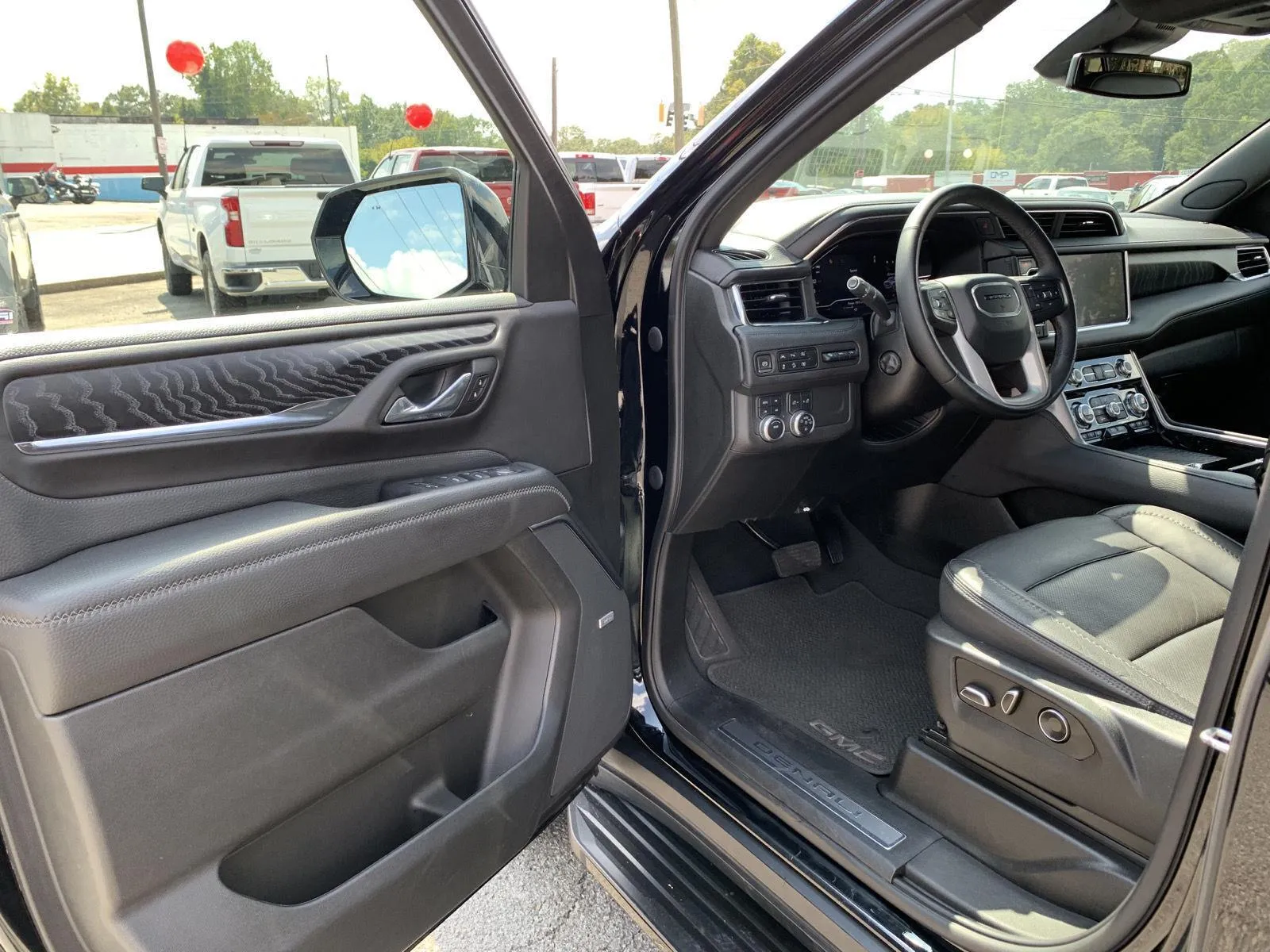 2023 GMC Yukon Denali - Photo 10