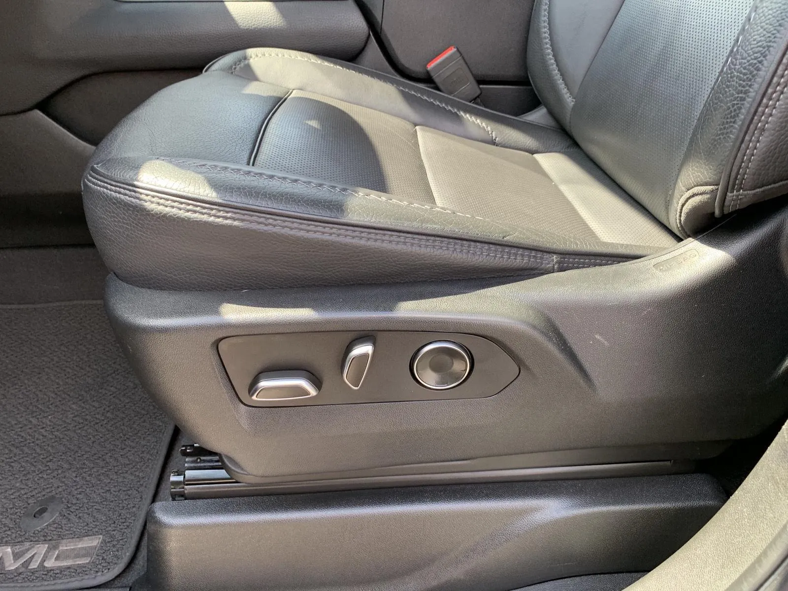 2023 GMC Yukon Denali - Photo 16