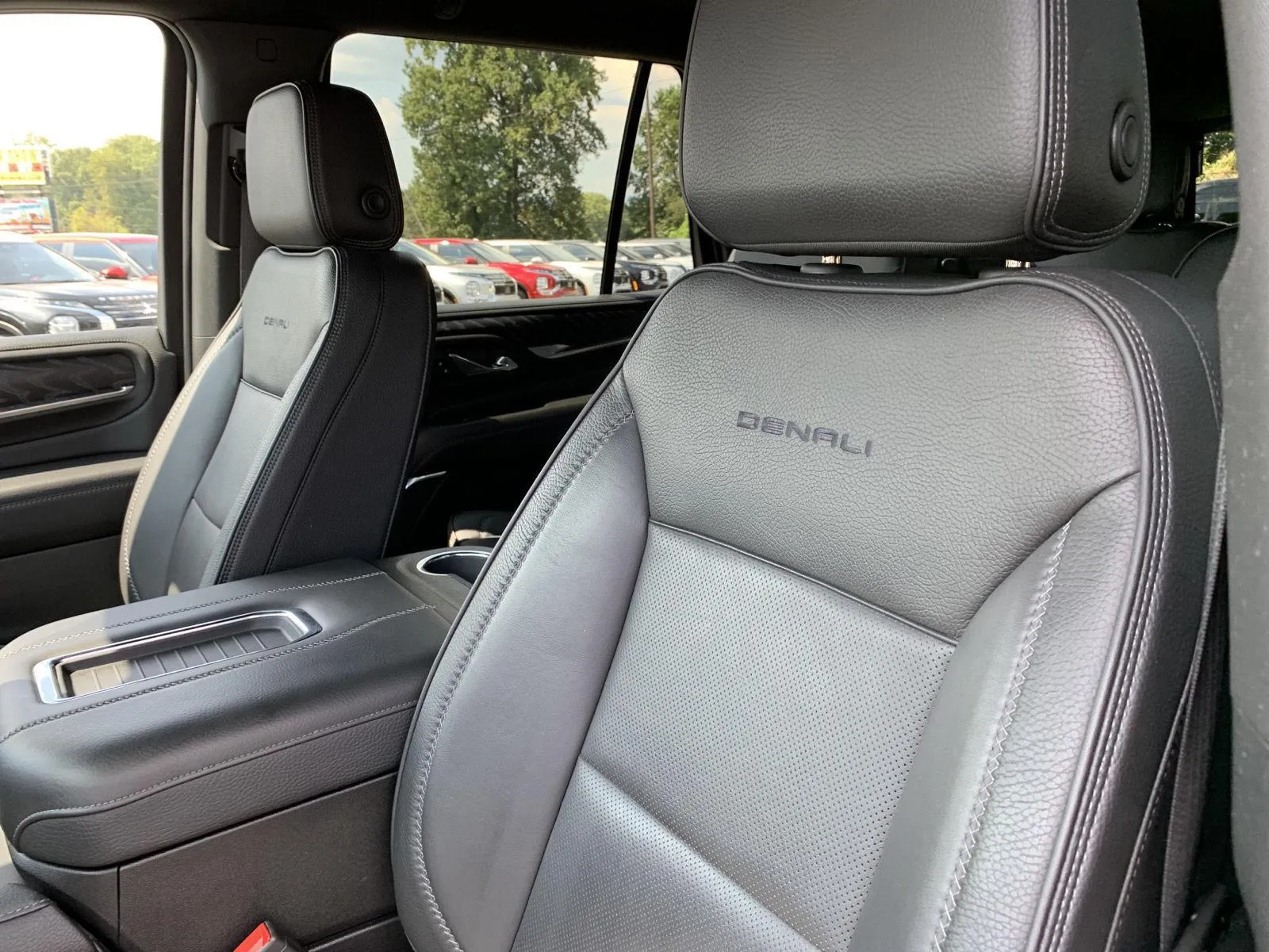 2023 GMC Yukon Denali - Photo 17