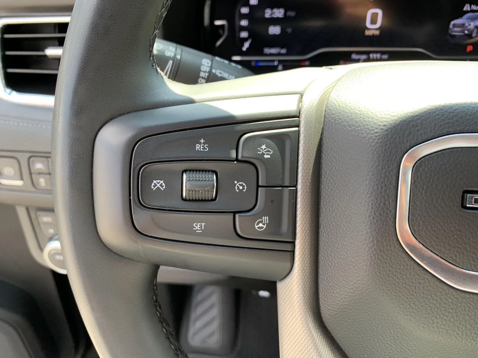 2023 GMC Yukon Denali - Photo 23