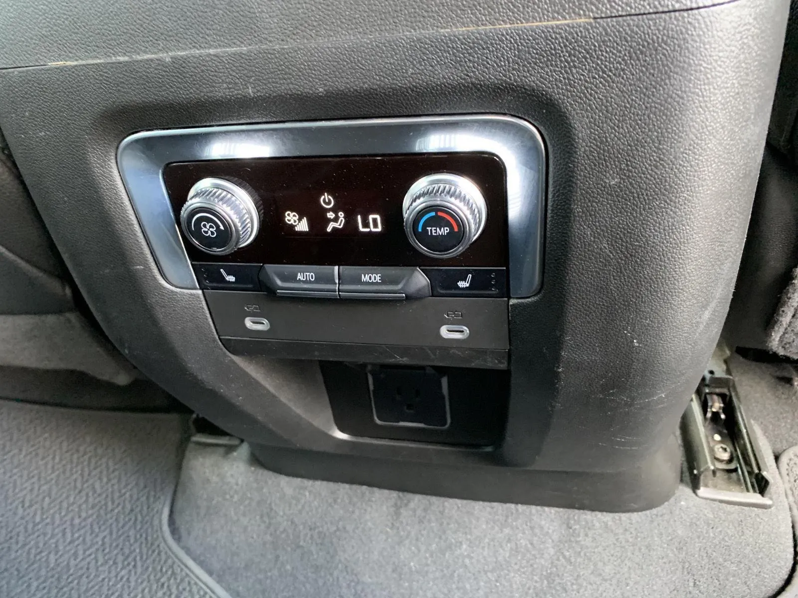 2023 GMC Yukon Denali - Photo 37
