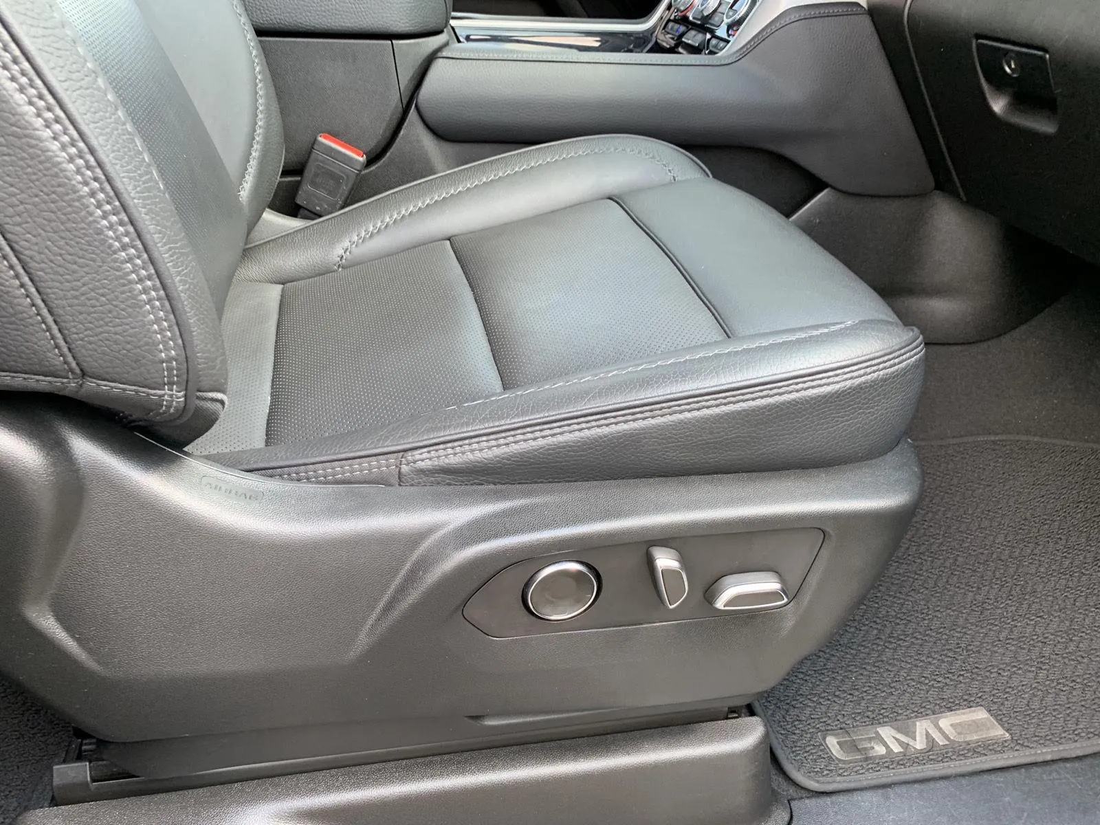 2023 GMC Yukon Denali - Photo 39
