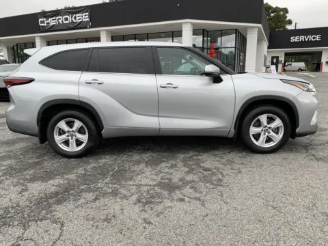 More photos of 2024 Toyota Highlander XLE at Cherokee Mitsubishi, GA