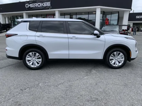 More photos of 2025 Mitsubishi Outlander ES at Cherokee Mitsubishi, GA