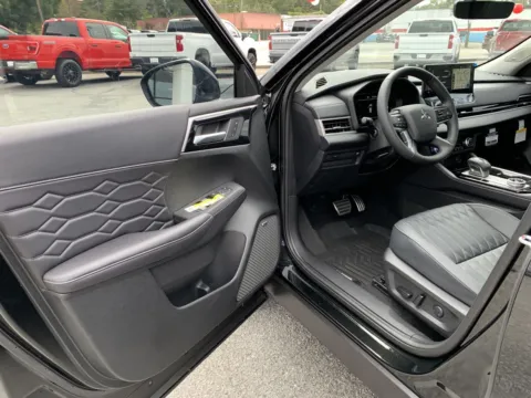More photos of 2025 Mitsubishi Outlander SEL at Cherokee Mitsubishi, GA