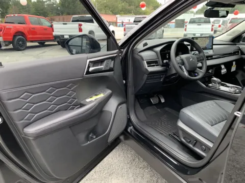 More photos of 2025 Mitsubishi Outlander SEL at Cherokee Mitsubishi, GA
