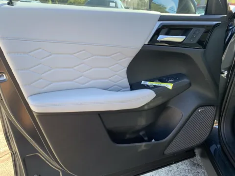 More photos of 2025 Mitsubishi Outlander SEL at Cherokee Mitsubishi, GA