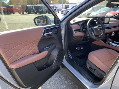 More photos of 2025 Mitsubishi Outlander SEL at Cherokee Mitsubishi, GA