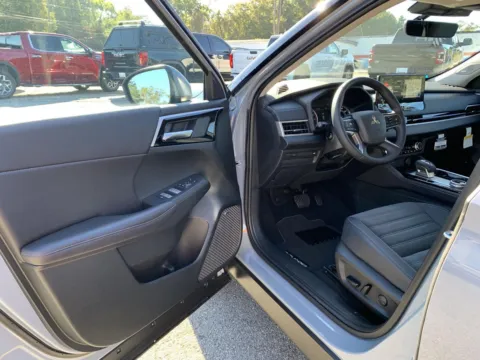 More photos of 2025 Mitsubishi Outlander SE at Cherokee Mitsubishi, GA