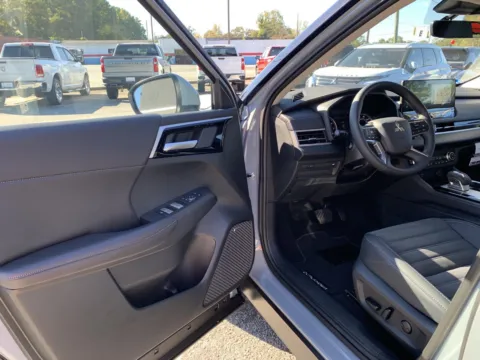 More photos of 2025 Mitsubishi Outlander SE at Cherokee Mitsubishi, GA