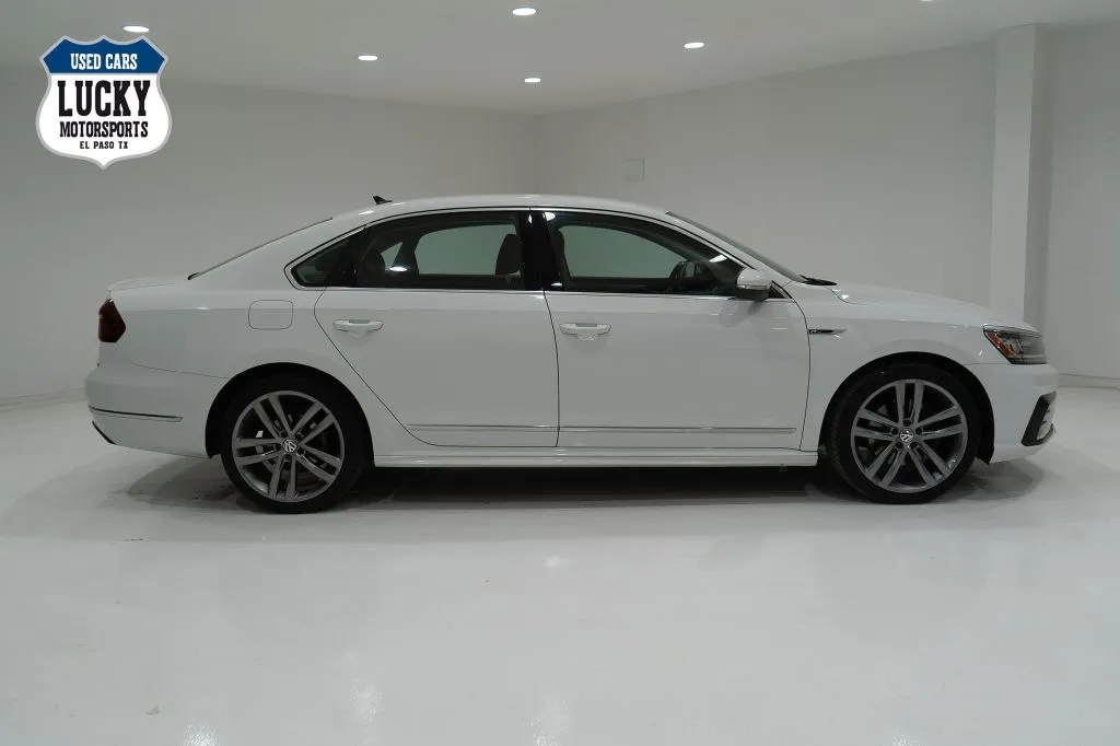 2017 Volkswagen Passat 1.8T R-Line w/ Comfort Pkg. Auto's photo