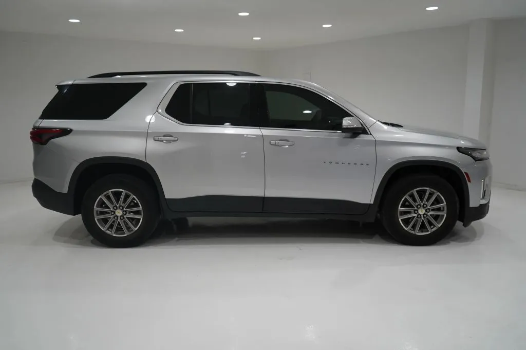 Silver 2022 Chevrolet Traverse LT Sport Utility 4D for sale in El Paso, TX