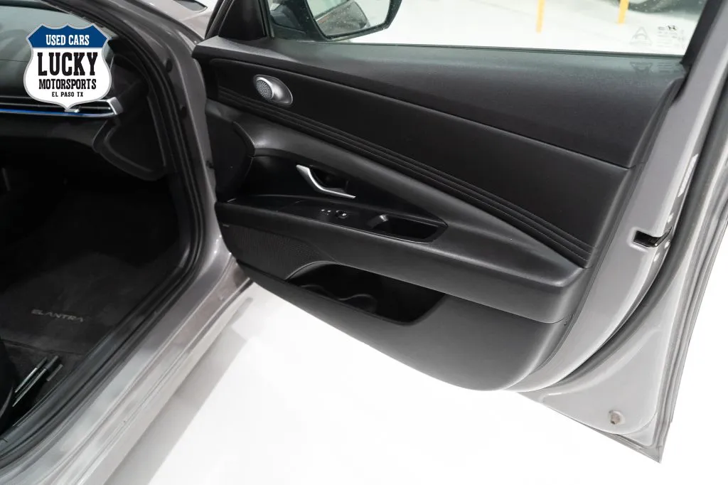 2022 Hyundai Elantra Limited - Photo 13