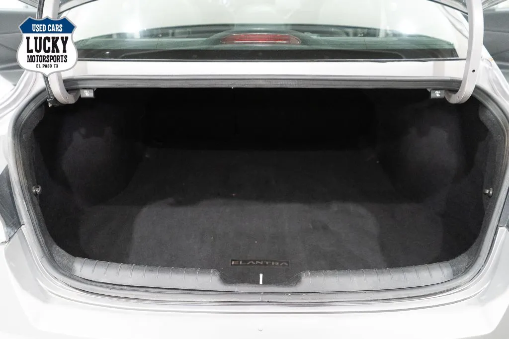 2022 Hyundai Elantra Limited - Photo 17