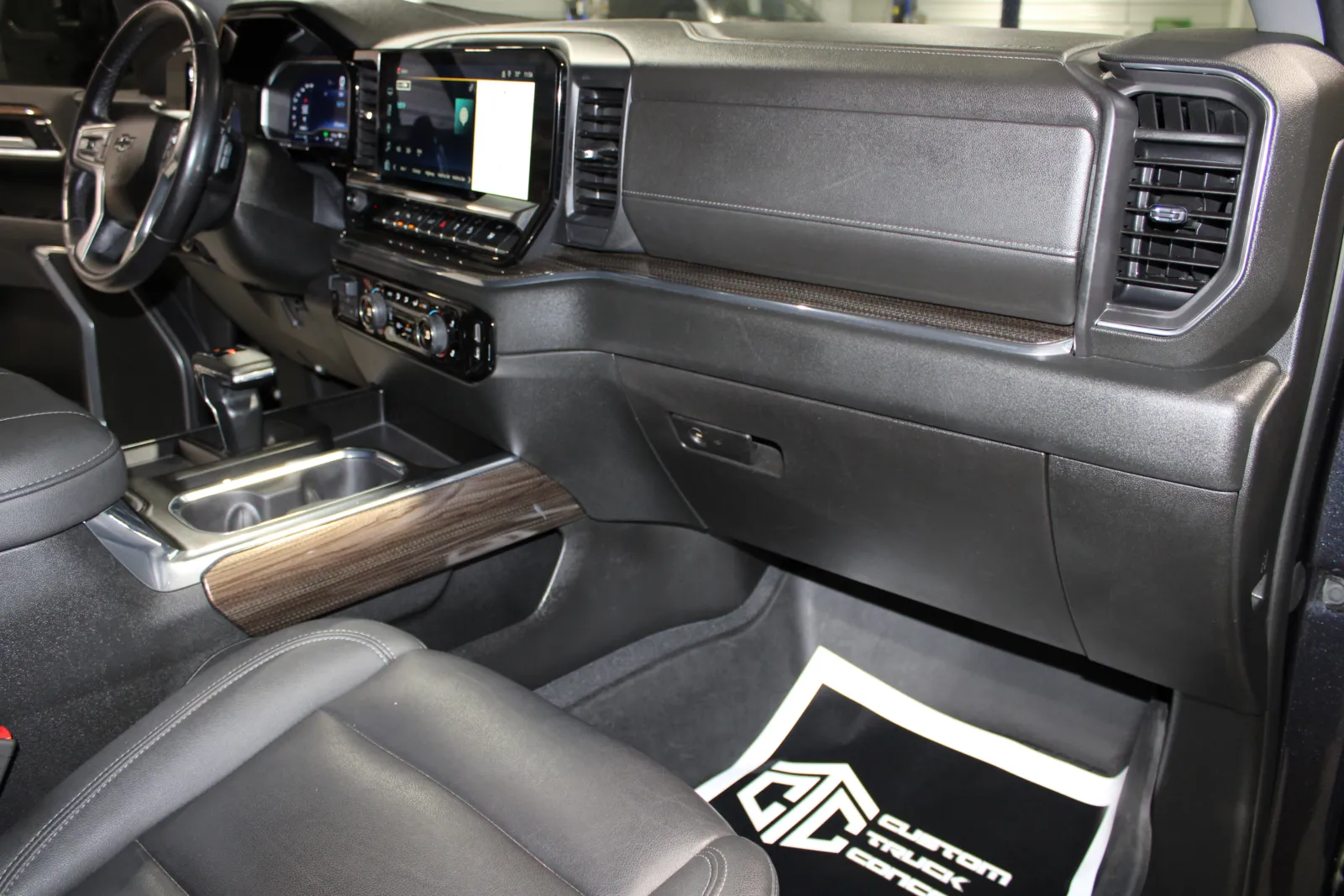 2023 Chevrolet Silverado 1500 RST - Photo 11