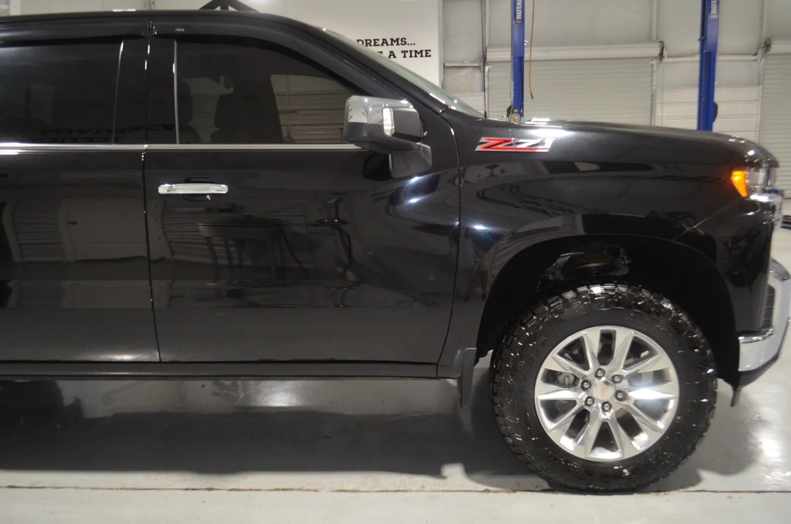 2022 Chevrolet Silverado 1500 LTZ photo 3