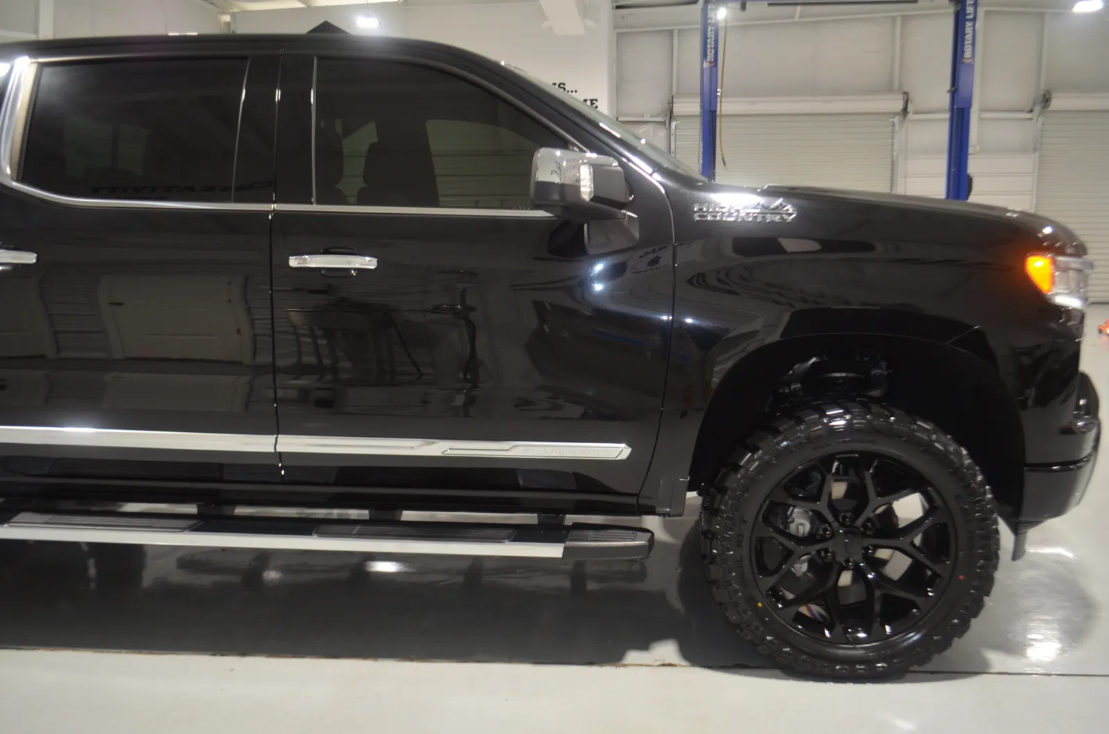 2024 Chevrolet Silverado 1500 High Country photo 2