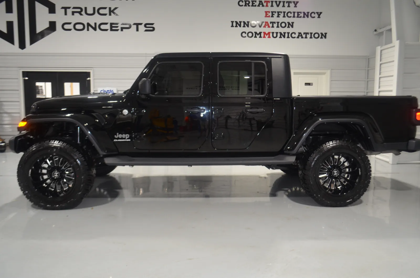 2022 Jeep Gladiator Overland photo 2