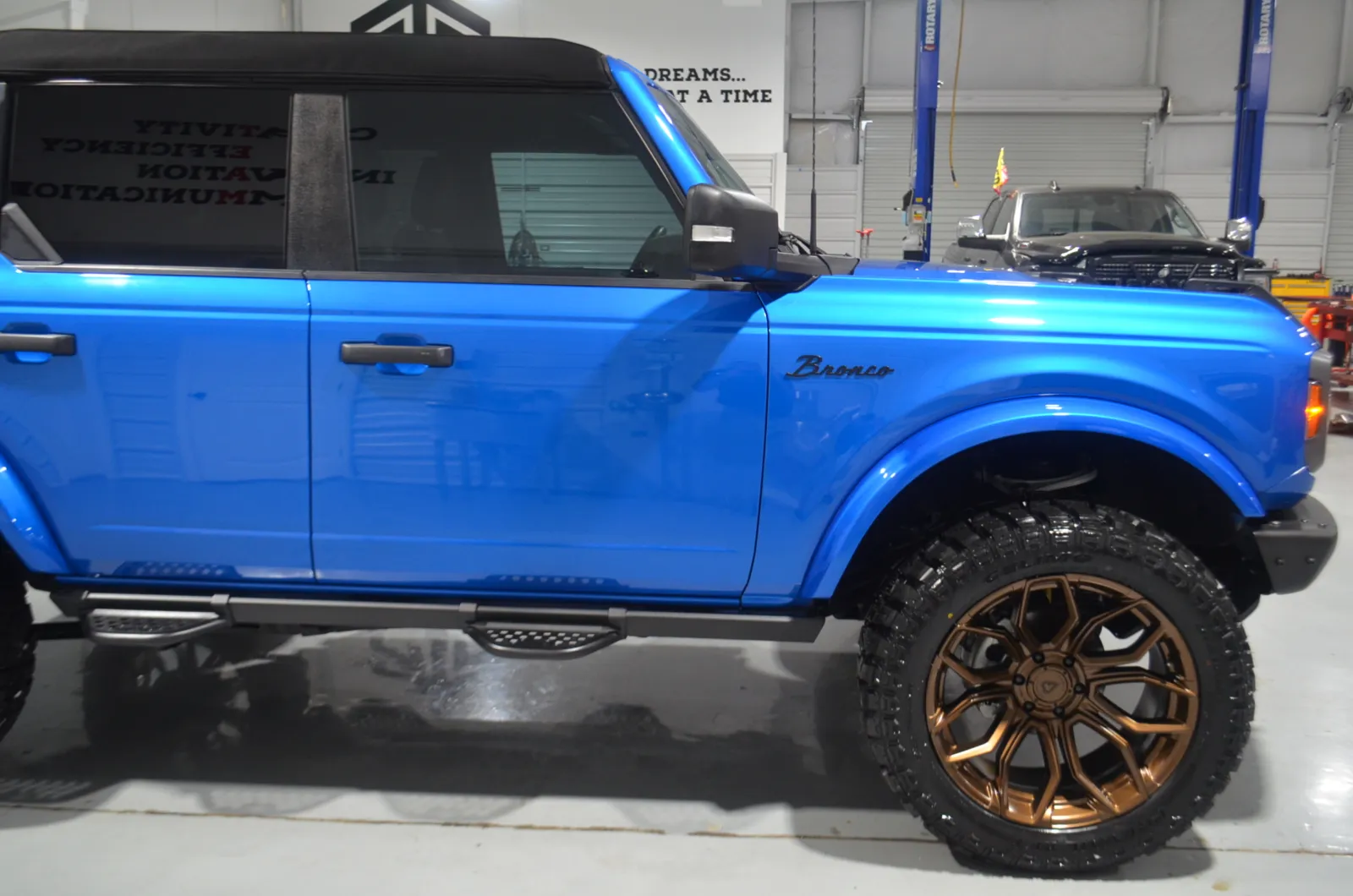 2023 Ford Bronco Badlands First Edition photo 2