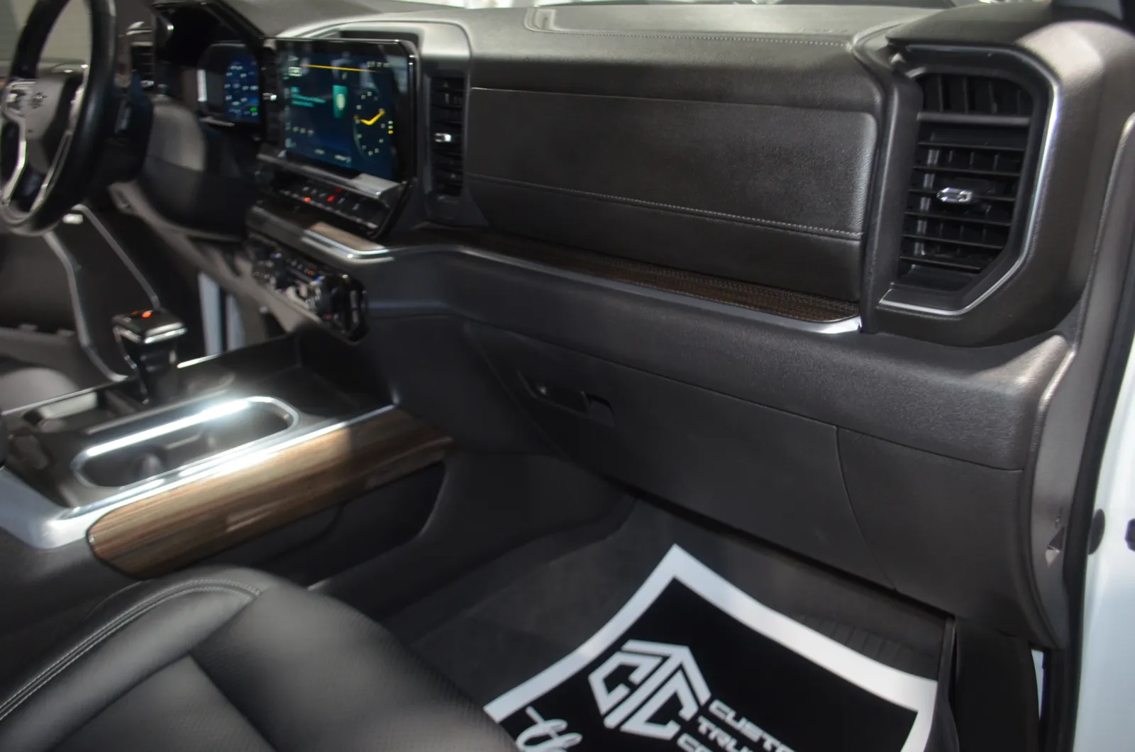 2023 Chevrolet Silverado 1500 LT Trail Boss photo 3