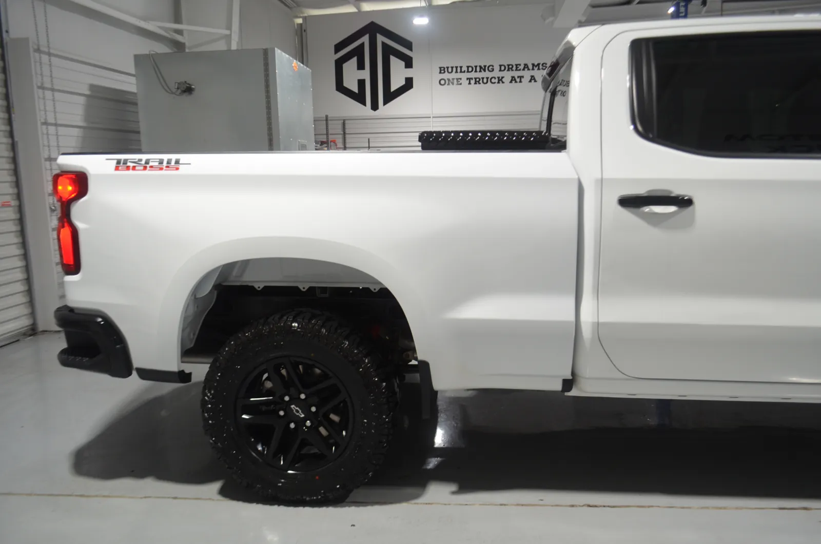 2023 Chevrolet Silverado 1500 LT Trail Boss - Photo 9