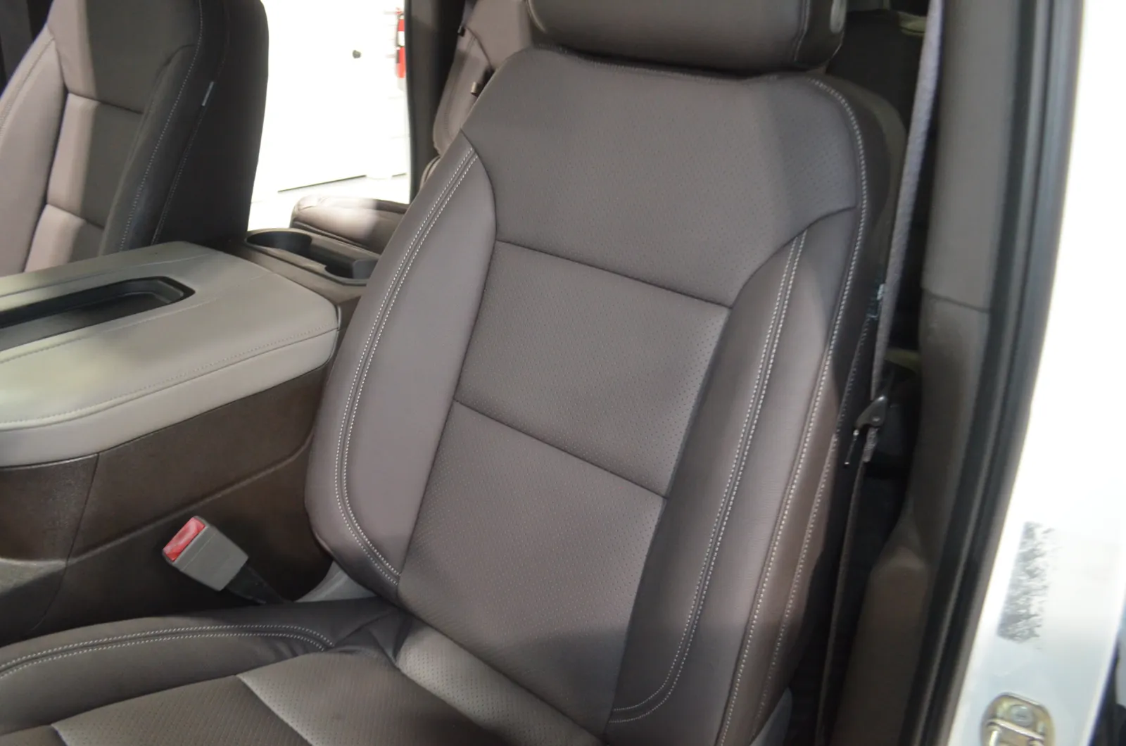 2019 Chevrolet Silverado RST photo 2