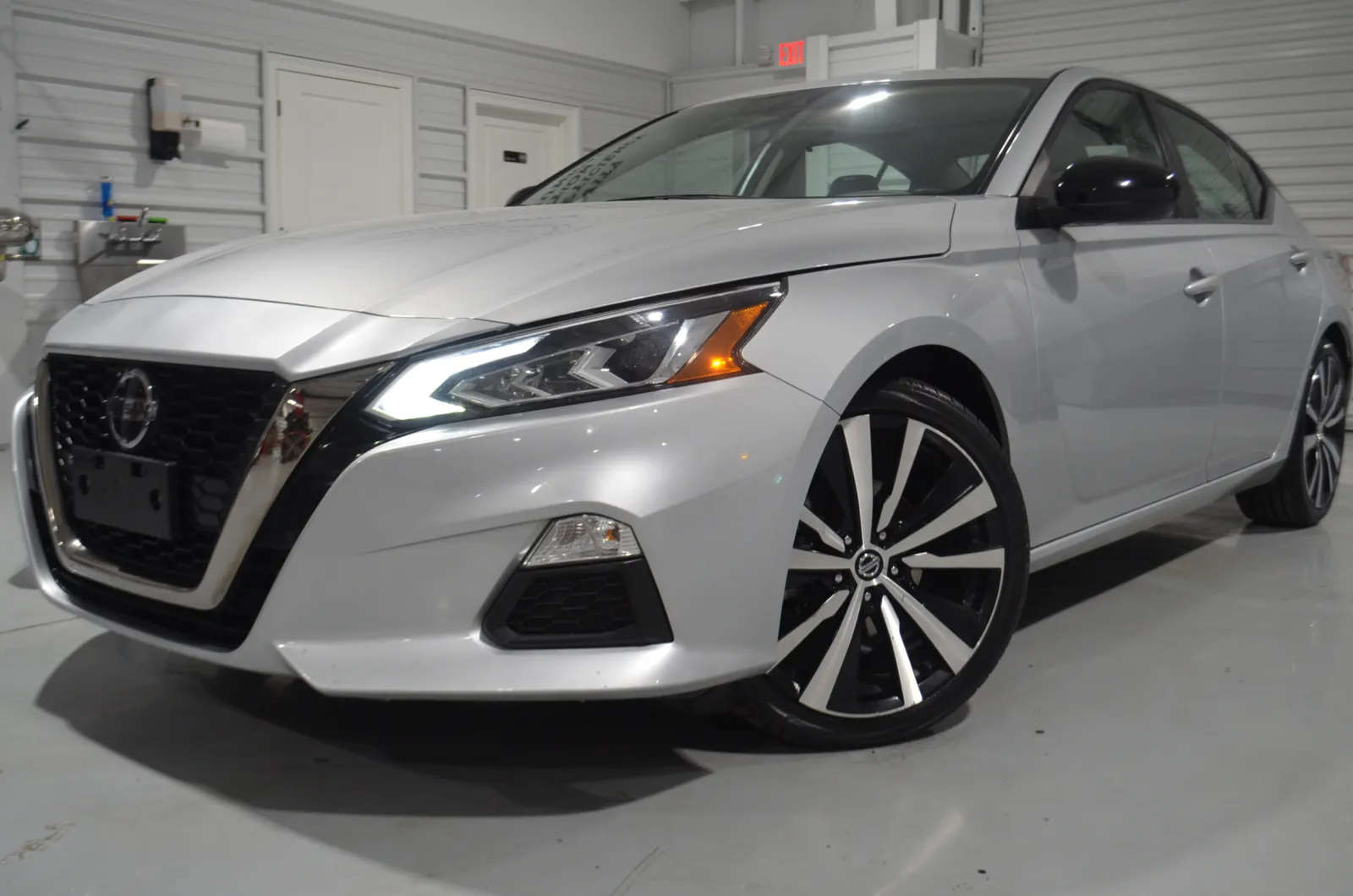 2022 Nissan Altima SR's photo