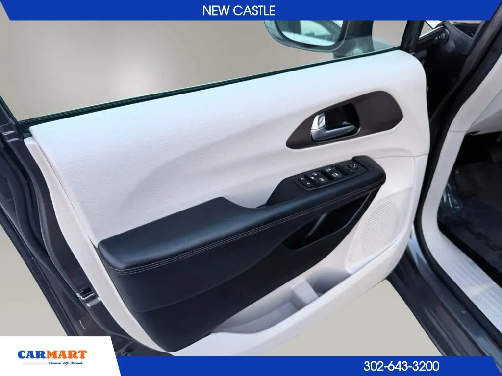 Chrysler Pacifica photo 12