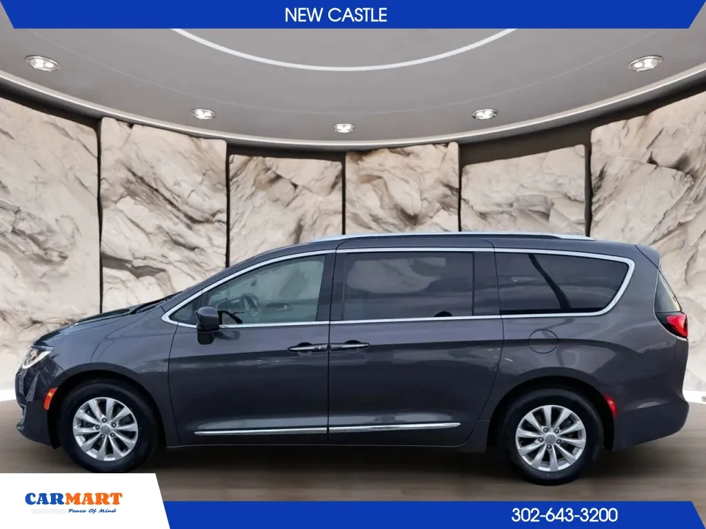 Chrysler Pacifica photo 2