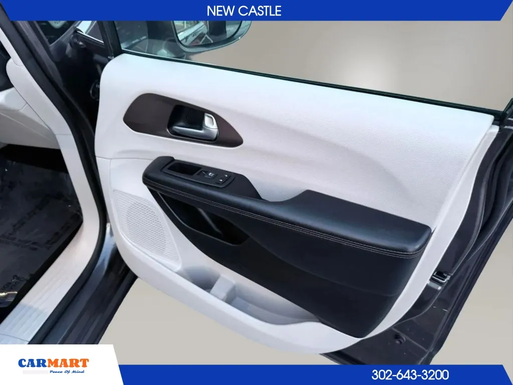 Chrysler Pacifica photo 23