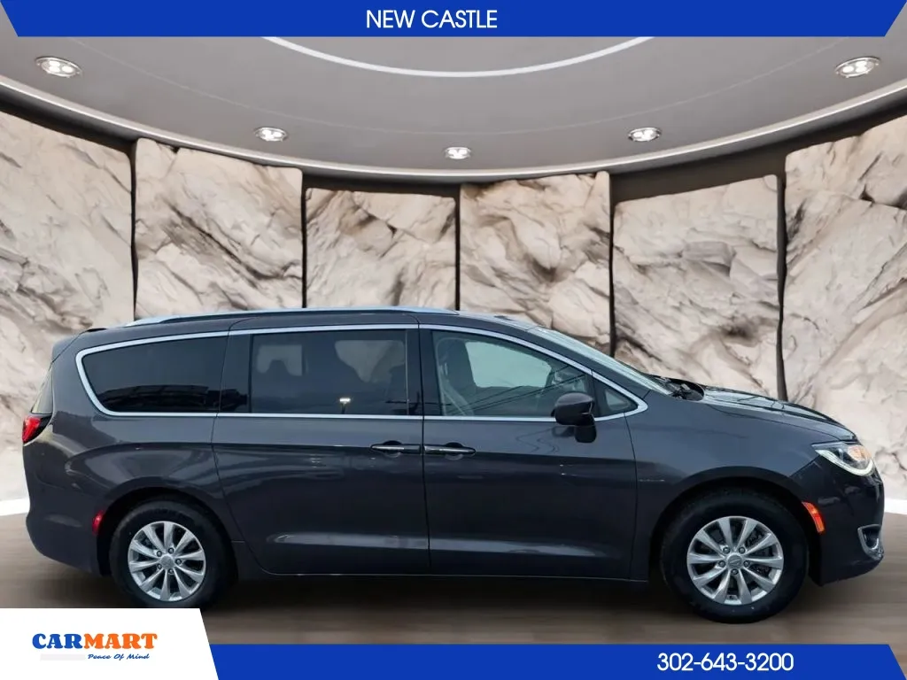 Chrysler Pacifica photo 8