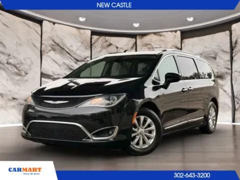Black 2018 Chrysler Pacifica Touring L Minivan 4D for sale in New Castle, DE