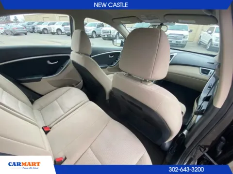More photos of 2016 Hyundai Elantra SE Sedan 4D at CARMART - New Castle, DE