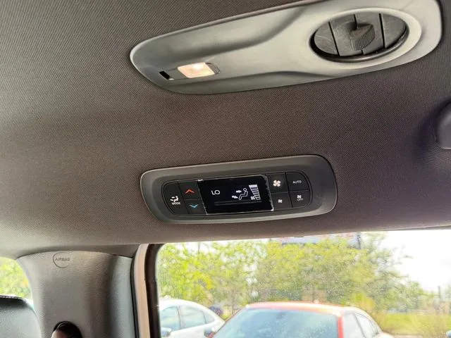 Chrysler Pacifica photo 35