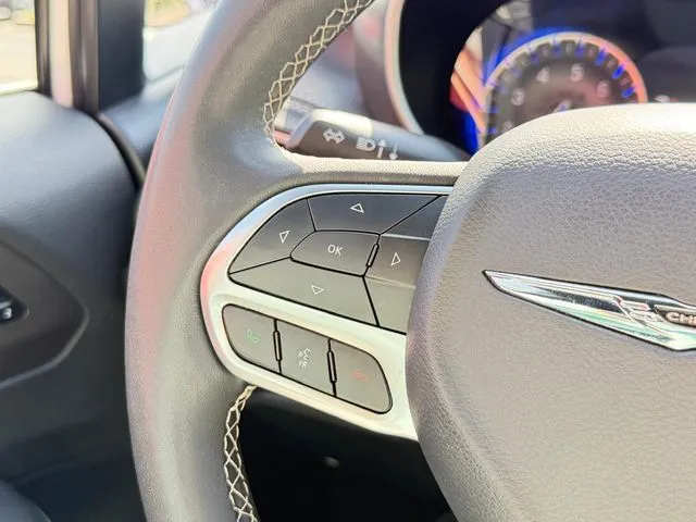 Chrysler Pacifica photo 12