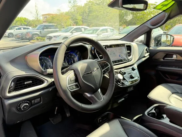Chrysler Pacifica photo 20