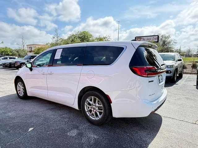 Chrysler Pacifica photo 7